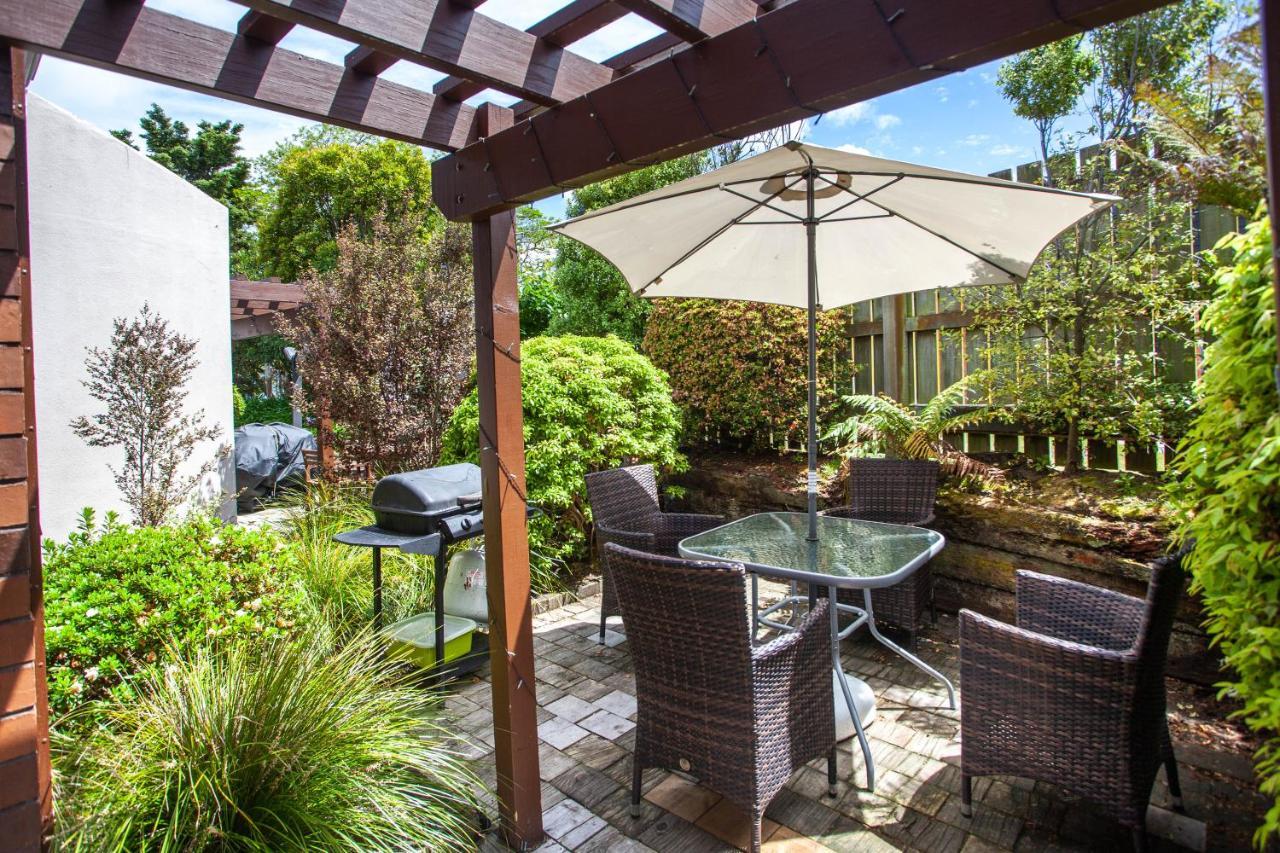 Cascades Lakefront Motel Taupo Eksteriør bilde A patio with a pergola
