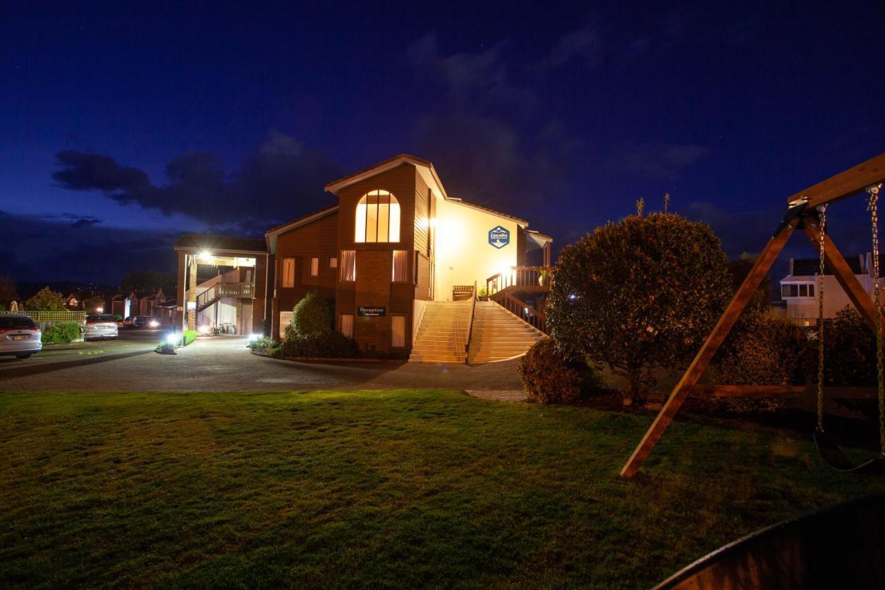 Cascades Lakefront Motel Taupo Eksteriør bilde The church at night