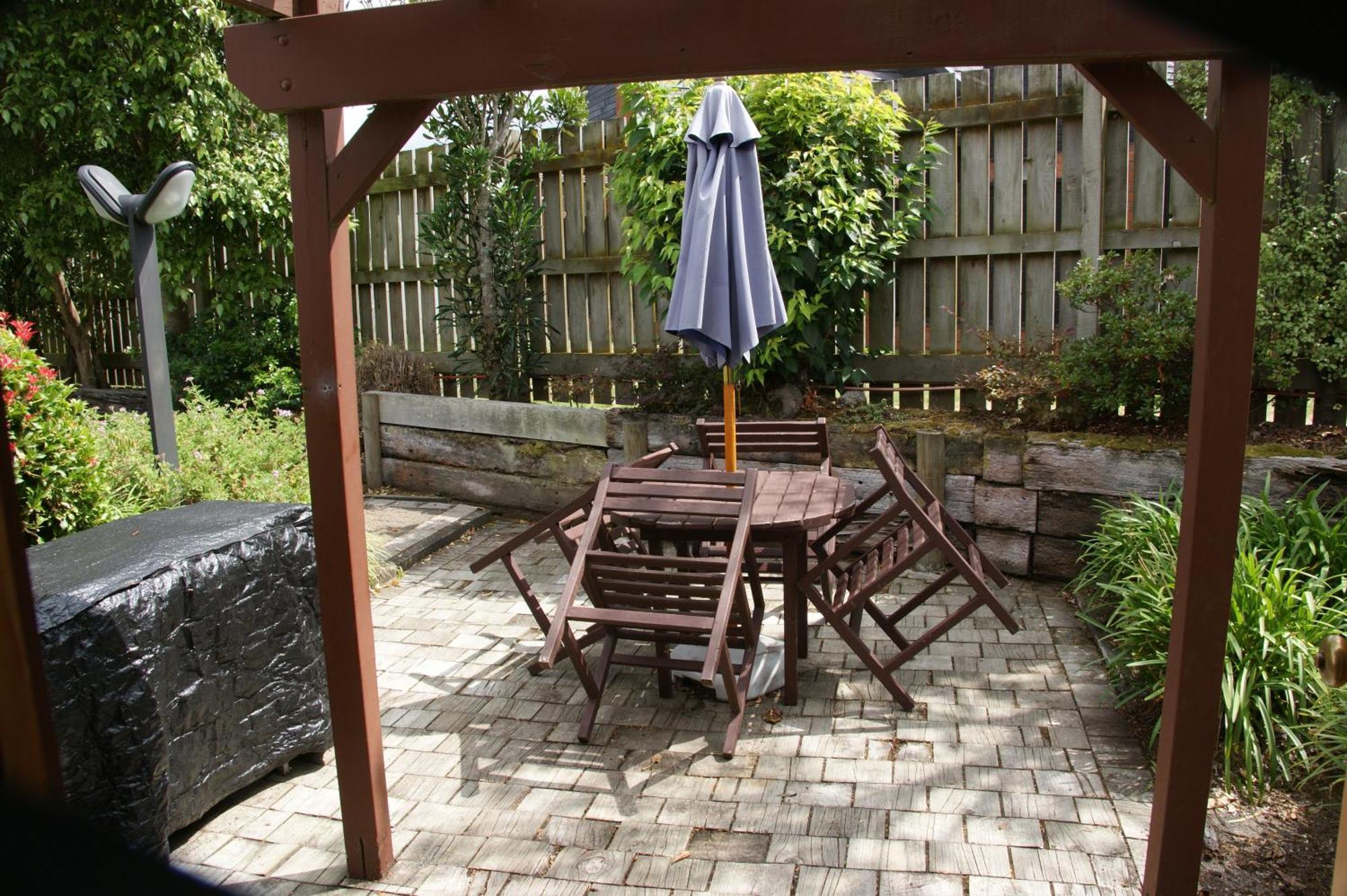 Cascades Lakefront Motel Taupo Rom bilde A backyard patio