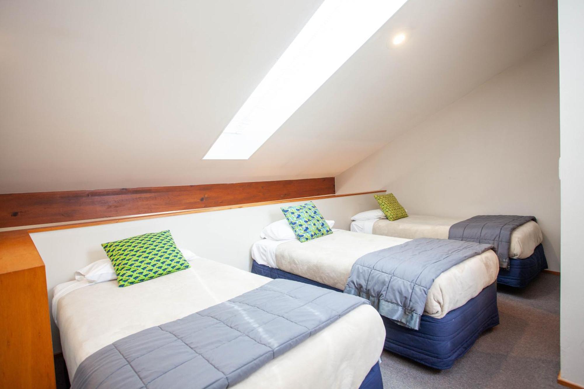 Cascades Lakefront Motel Taupo Rom bilde A typical bedroom in the Village