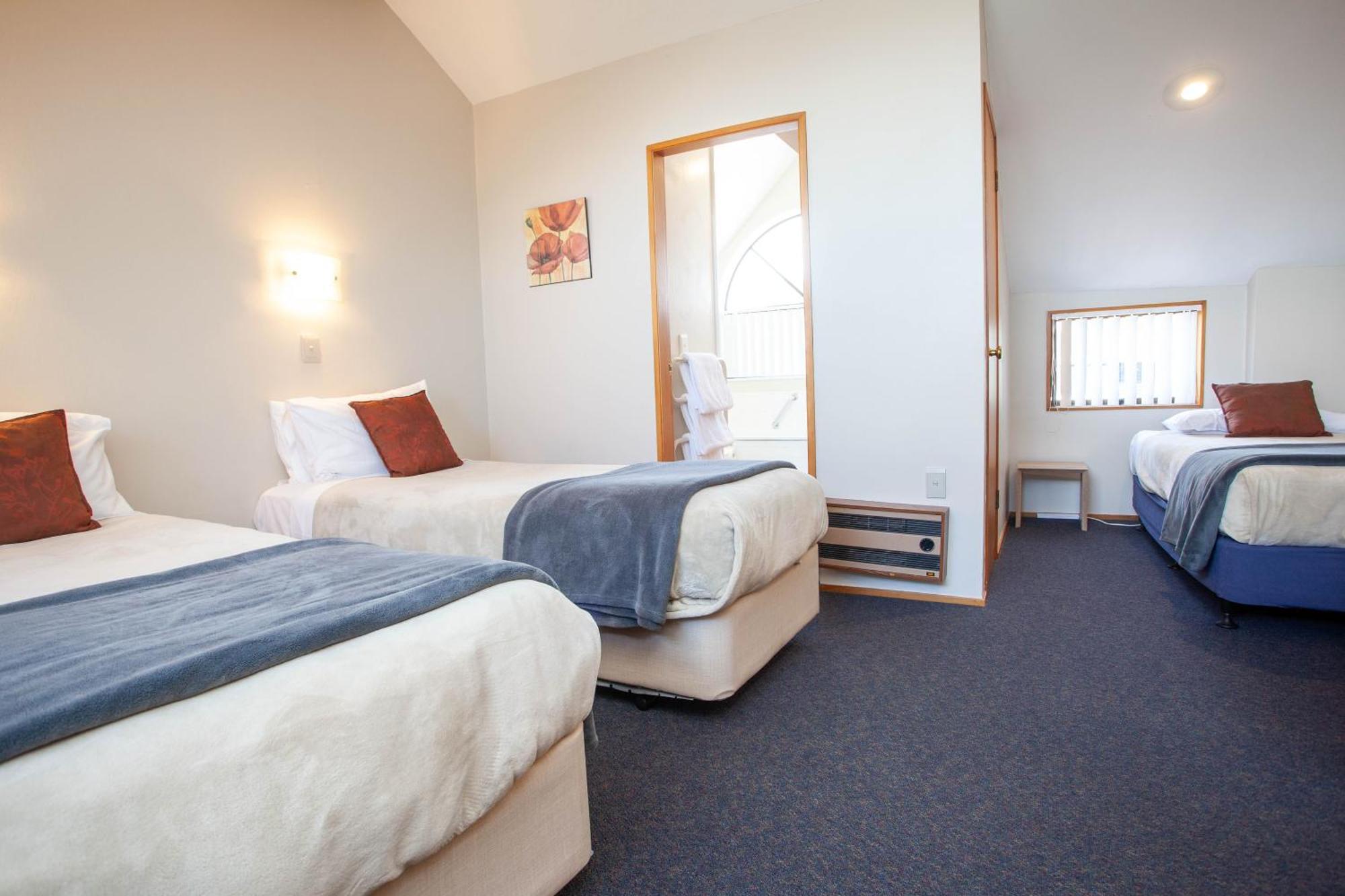 Cascades Lakefront Motel Taupo Rom bilde A typical motel room