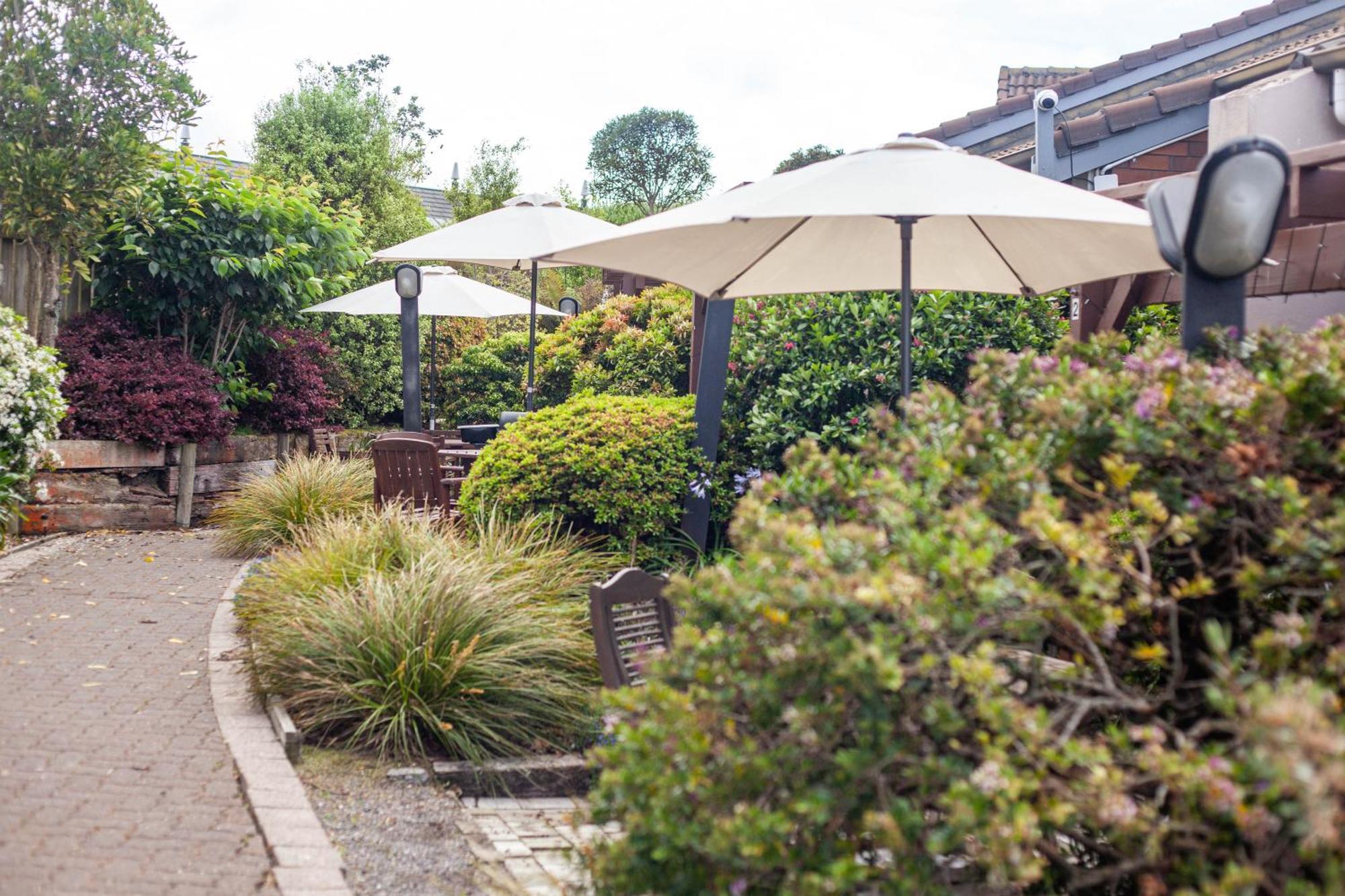 Cascades Lakefront Motel Taupo Rom bilde The garden at The Old Red Lion