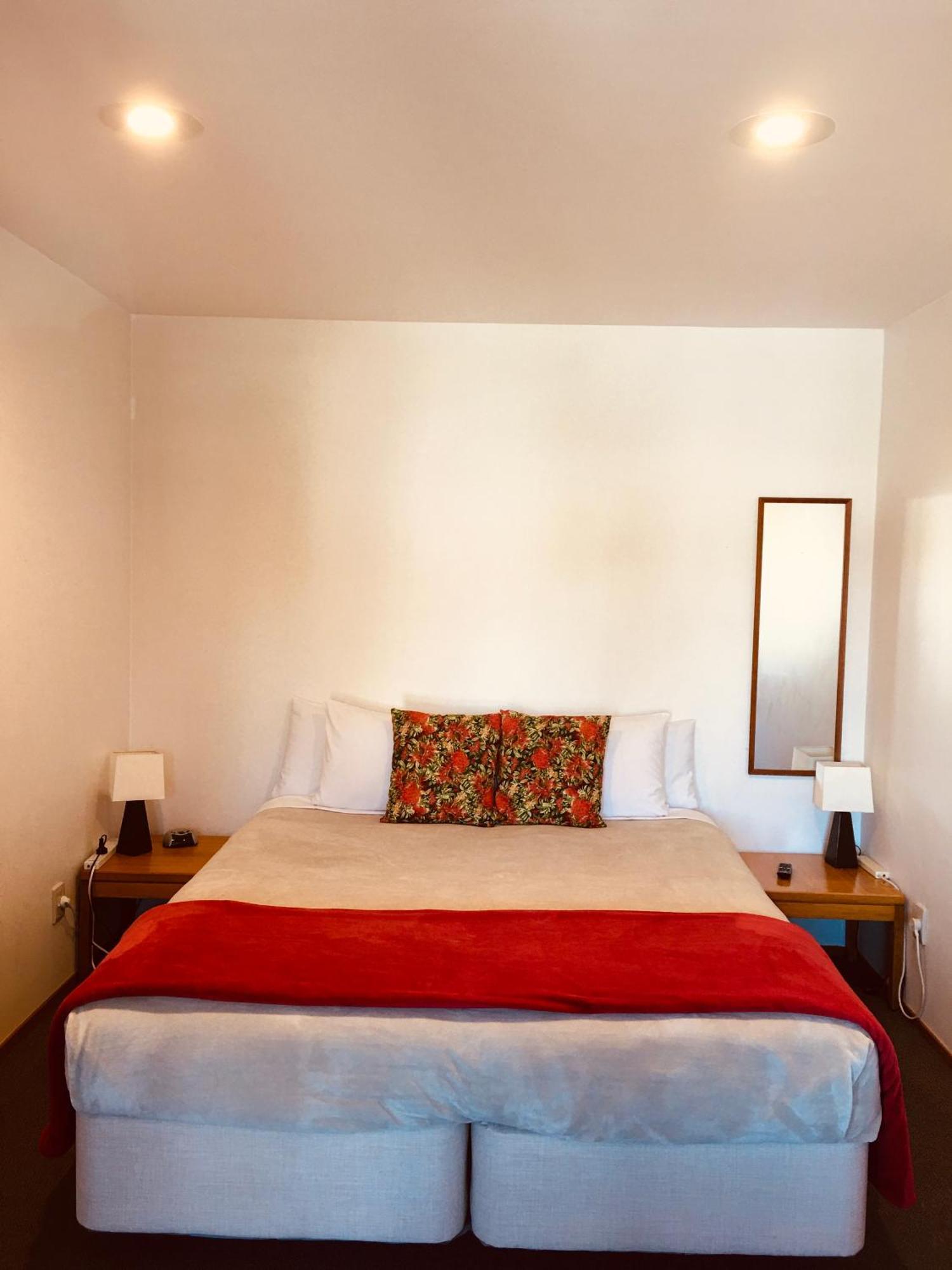 Cascades Lakefront Motel Taupo Eksteriør bilde A bedroom at the hotel