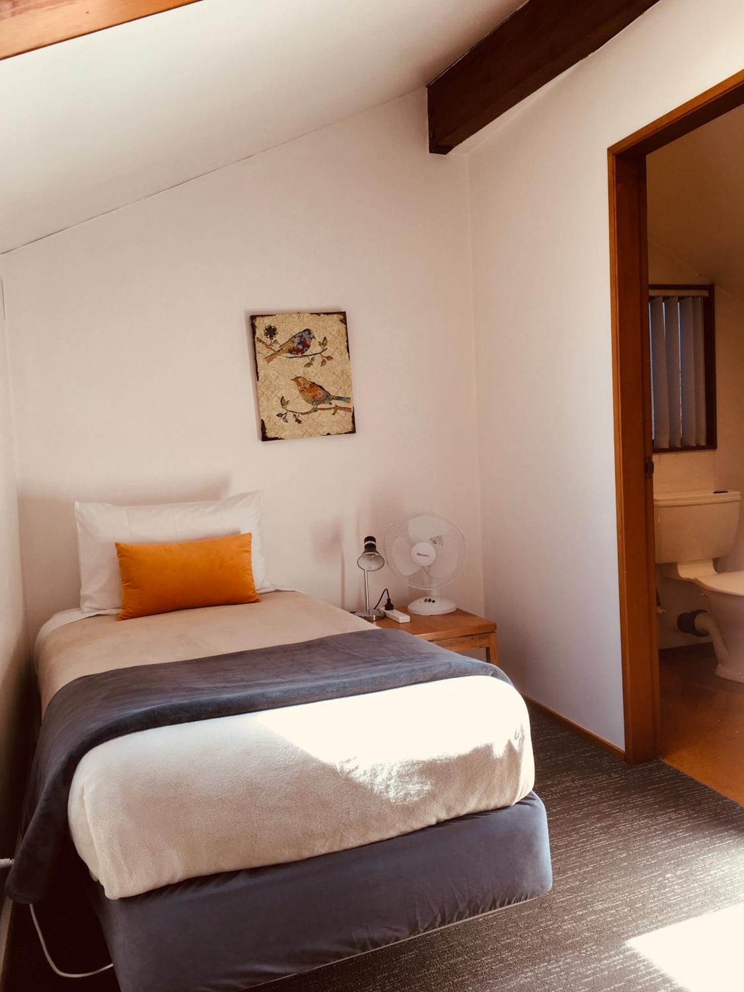 Cascades Lakefront Motel Taupo Eksteriør bilde A single room at the hotel