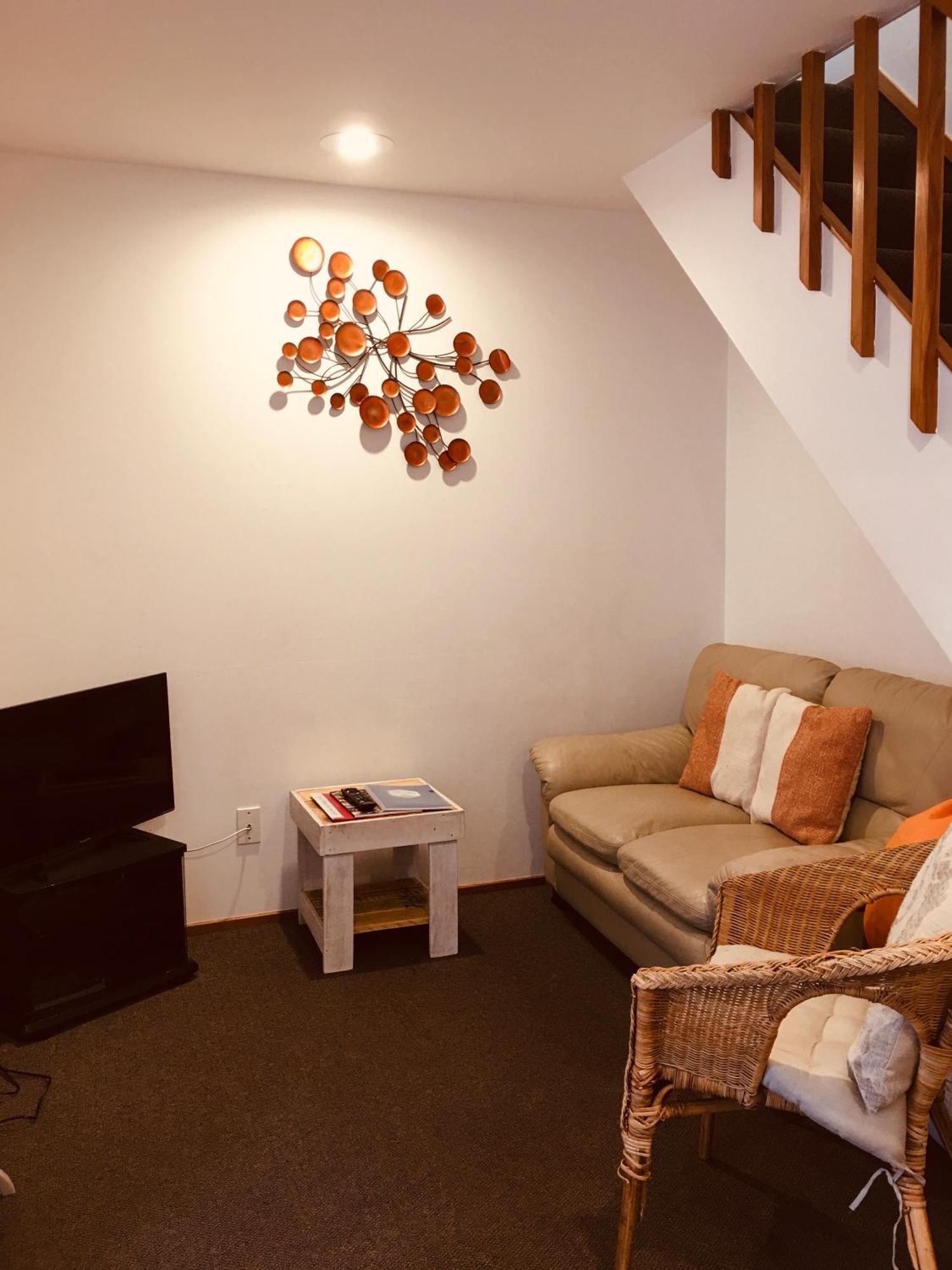 Cascades Lakefront Motel Taupo Eksteriør bilde A living room