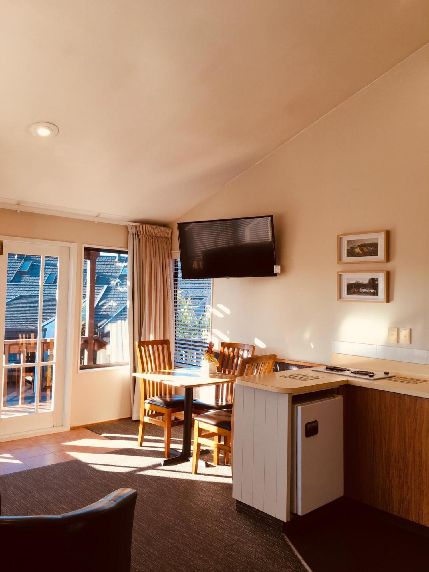 Cascades Lakefront Motel Taupo Eksteriør bilde A television in a motel room