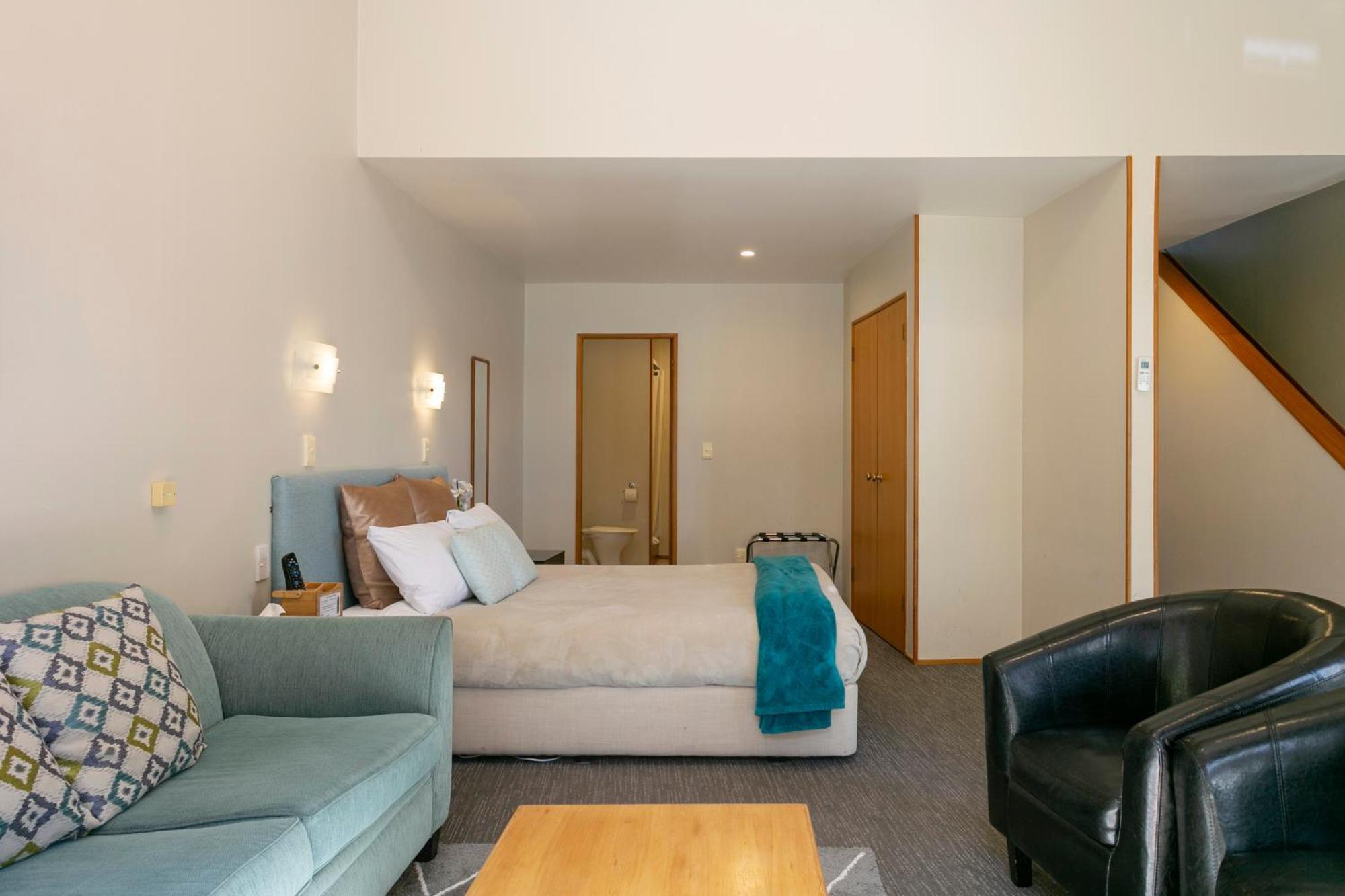 Cascades Lakefront Motel Taupo Eksteriør bilde A typical studio apartment