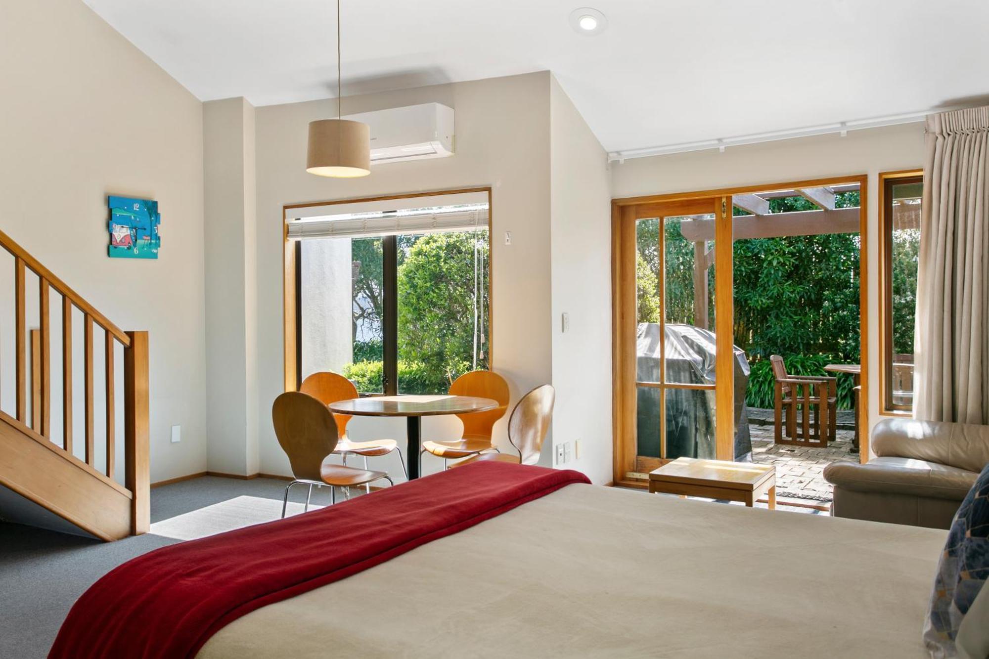 Cascades Lakefront Motel Taupo Eksteriør bilde A typical studio apartment