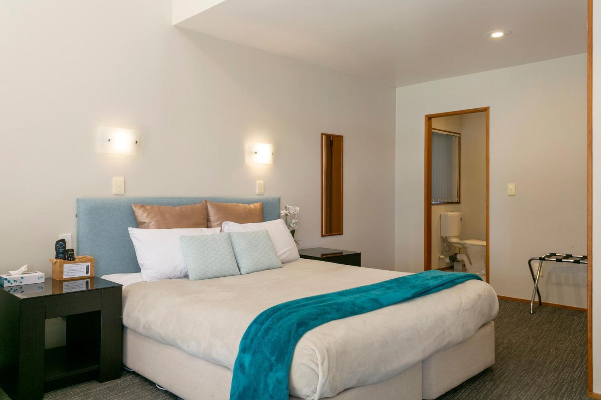 Cascades Lakefront Motel Taupo Eksteriør bilde A typical motel room