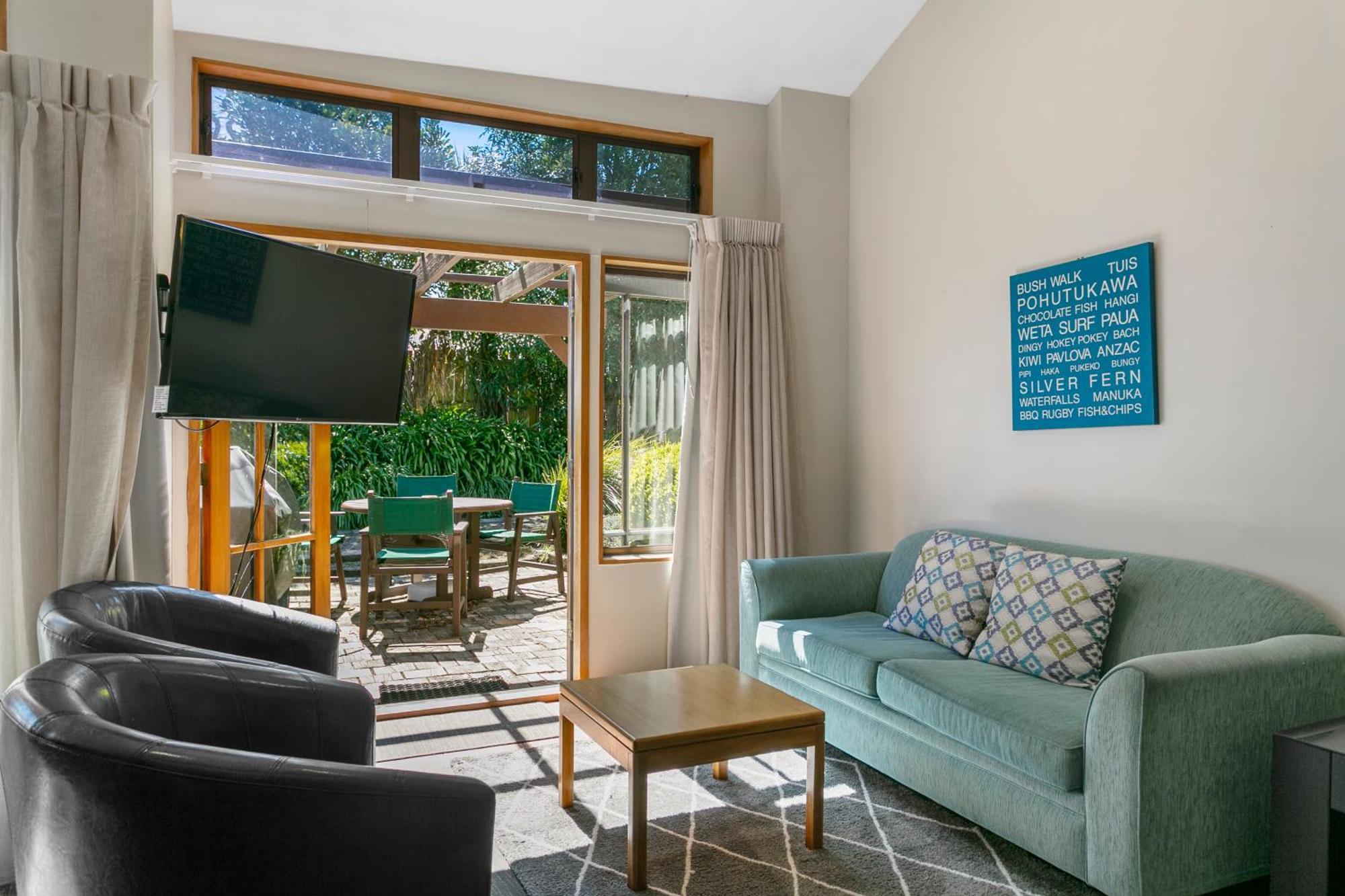 Cascades Lakefront Motel Taupo Eksteriør bilde Living room at the Lodge