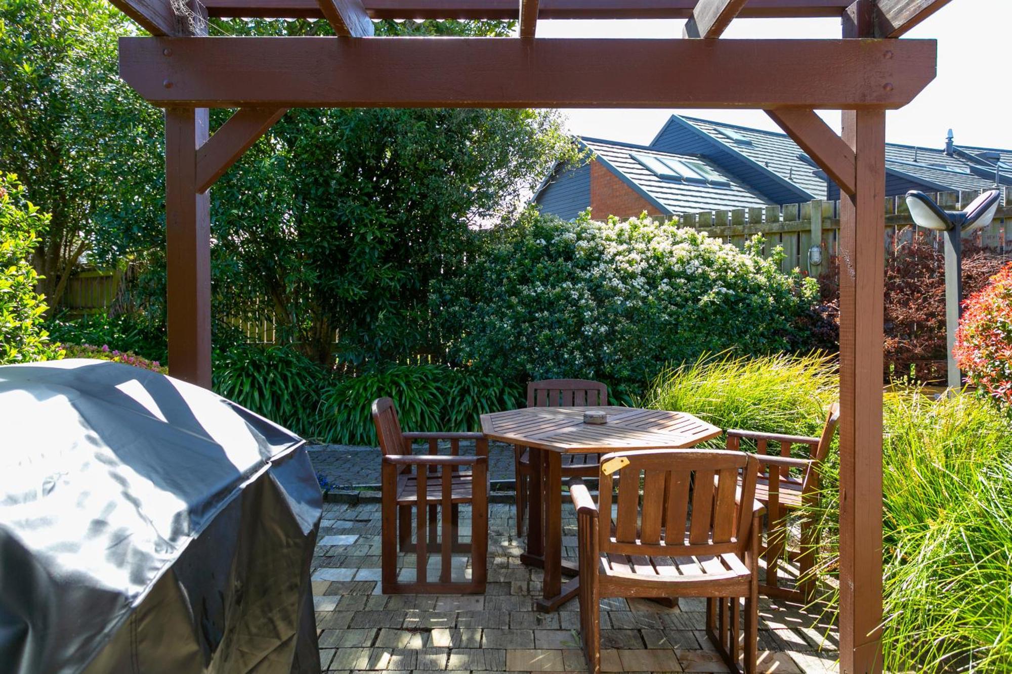 Cascades Lakefront Motel Taupo Eksteriør bilde A pergola in a backyard