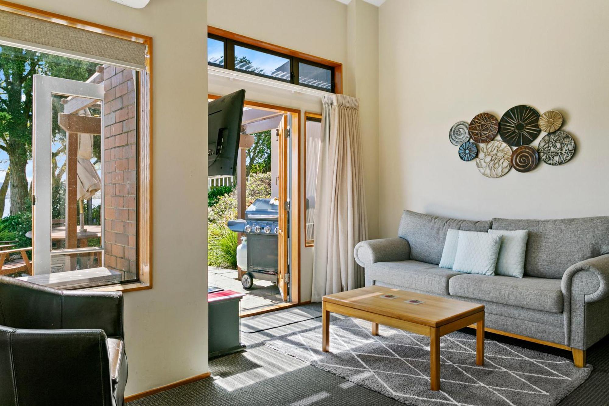 Cascades Lakefront Motel Taupo Eksteriør bilde A living room in a typical apartment at the hotel