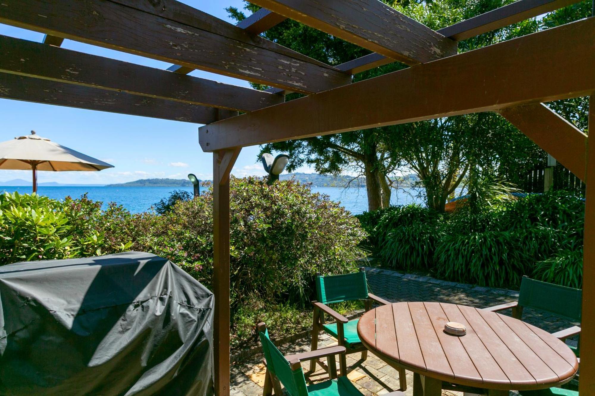 Cascades Lakefront Motel Taupo Eksteriør bilde The view from the deck of the house