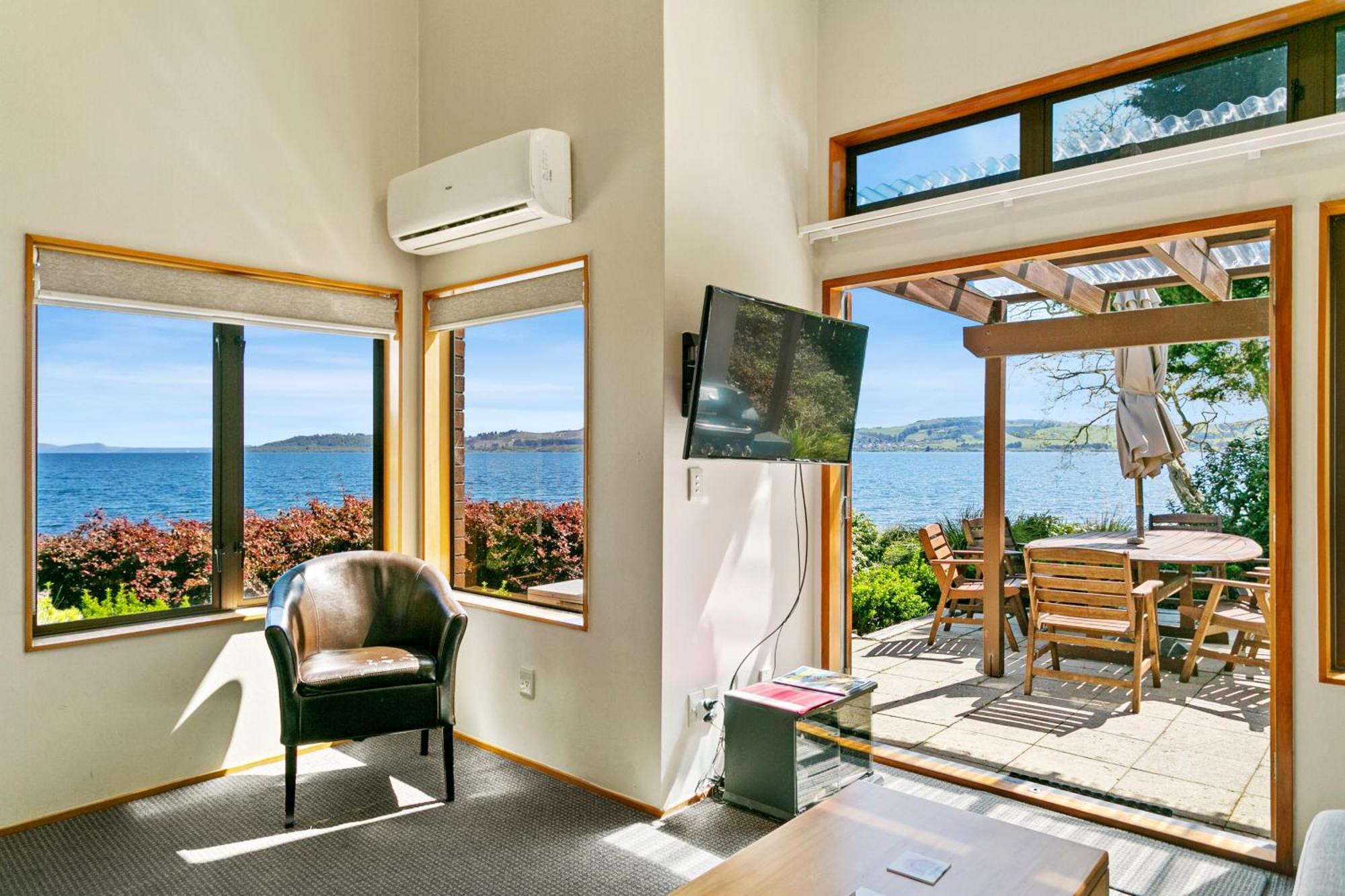 Cascades Lakefront Motel Taupo Eksteriør bilde A room at the Bay of Many Coves
