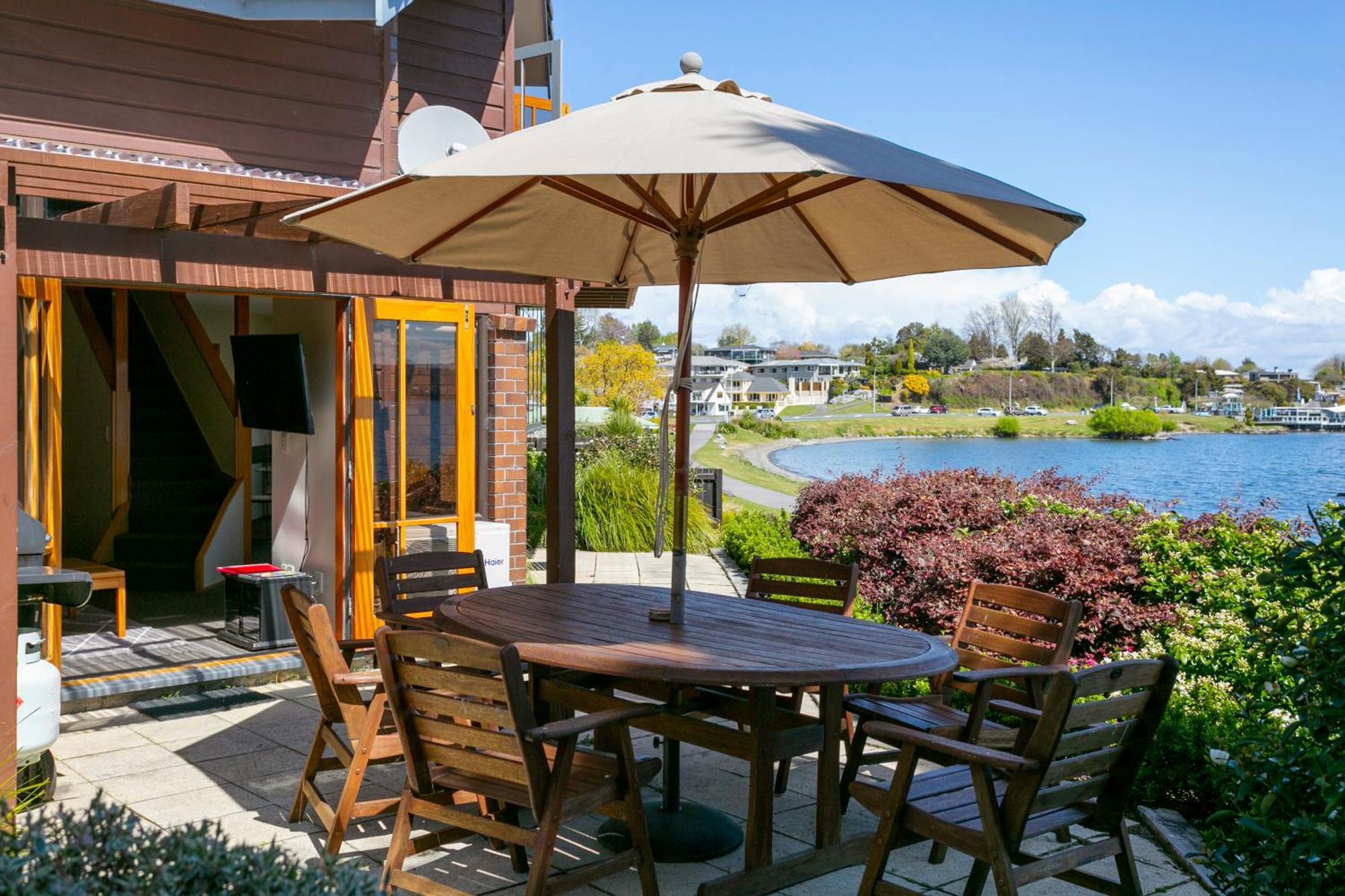 Cascades Lakefront Motel Taupo Eksteriør bilde A patio umbrella