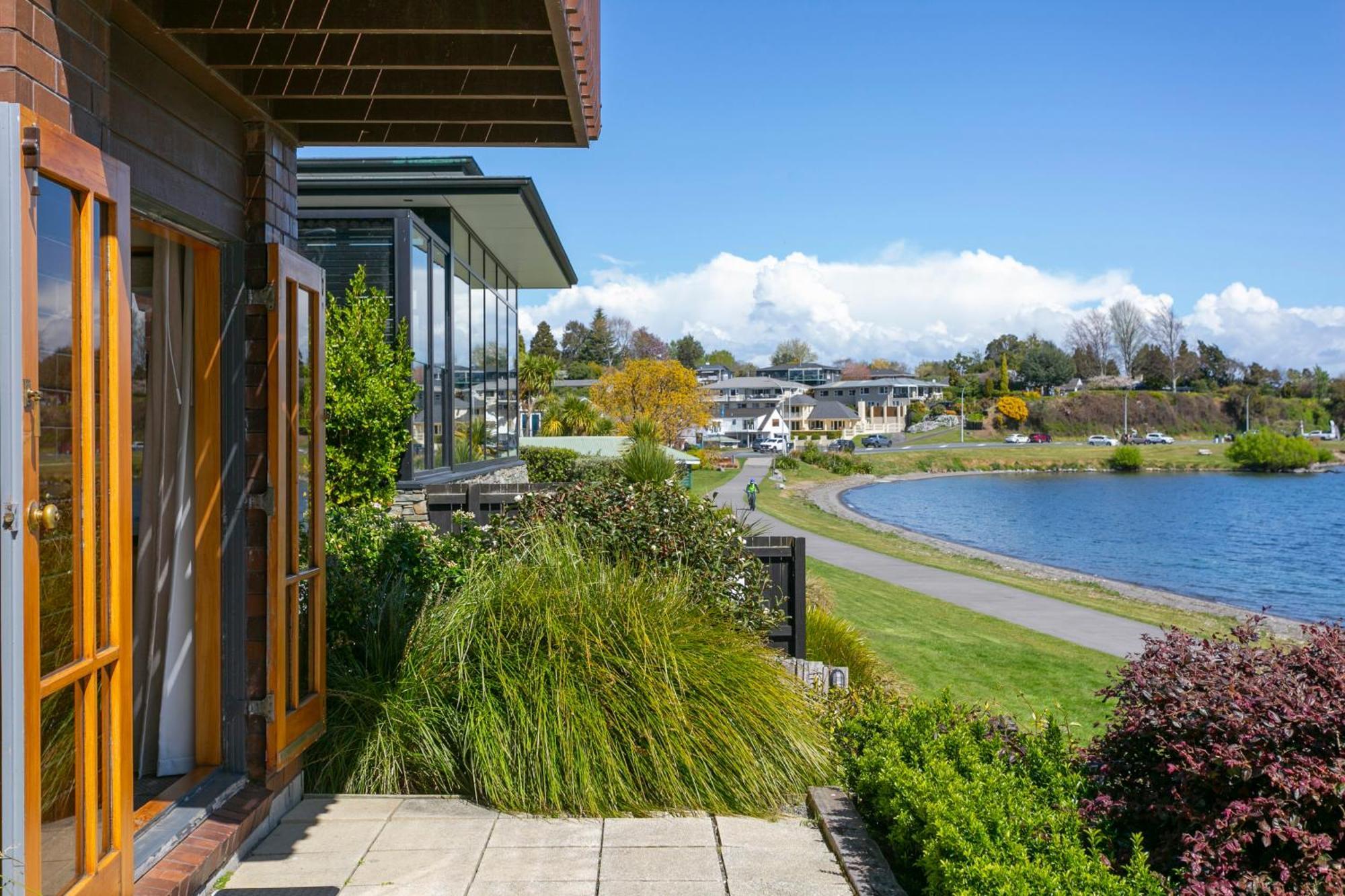 Cascades Lakefront Motel Taupo Eksteriør bilde View of the lake from the library