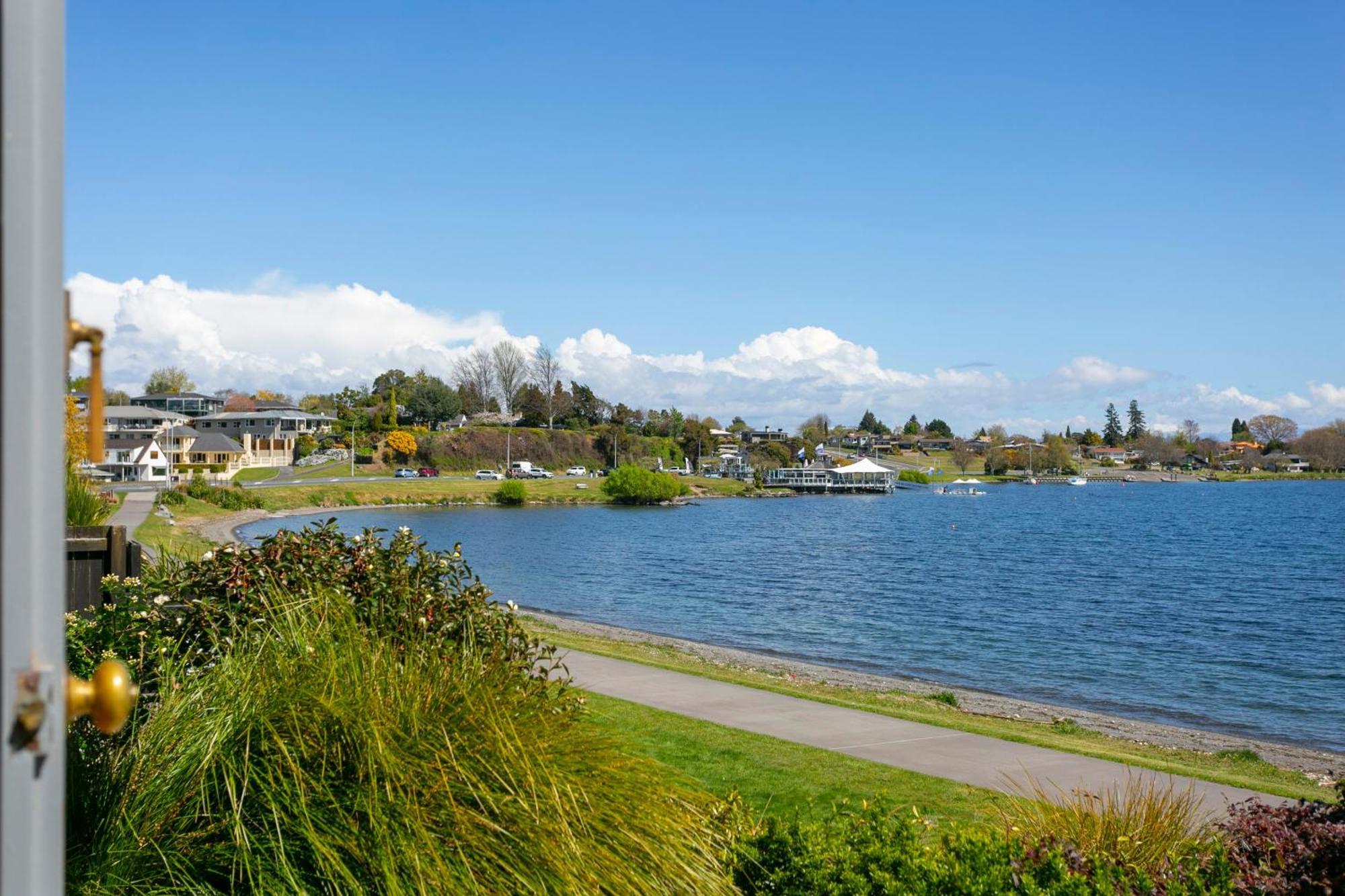 Cascades Lakefront Motel Taupo Eksteriør bilde View of Lake Stevens