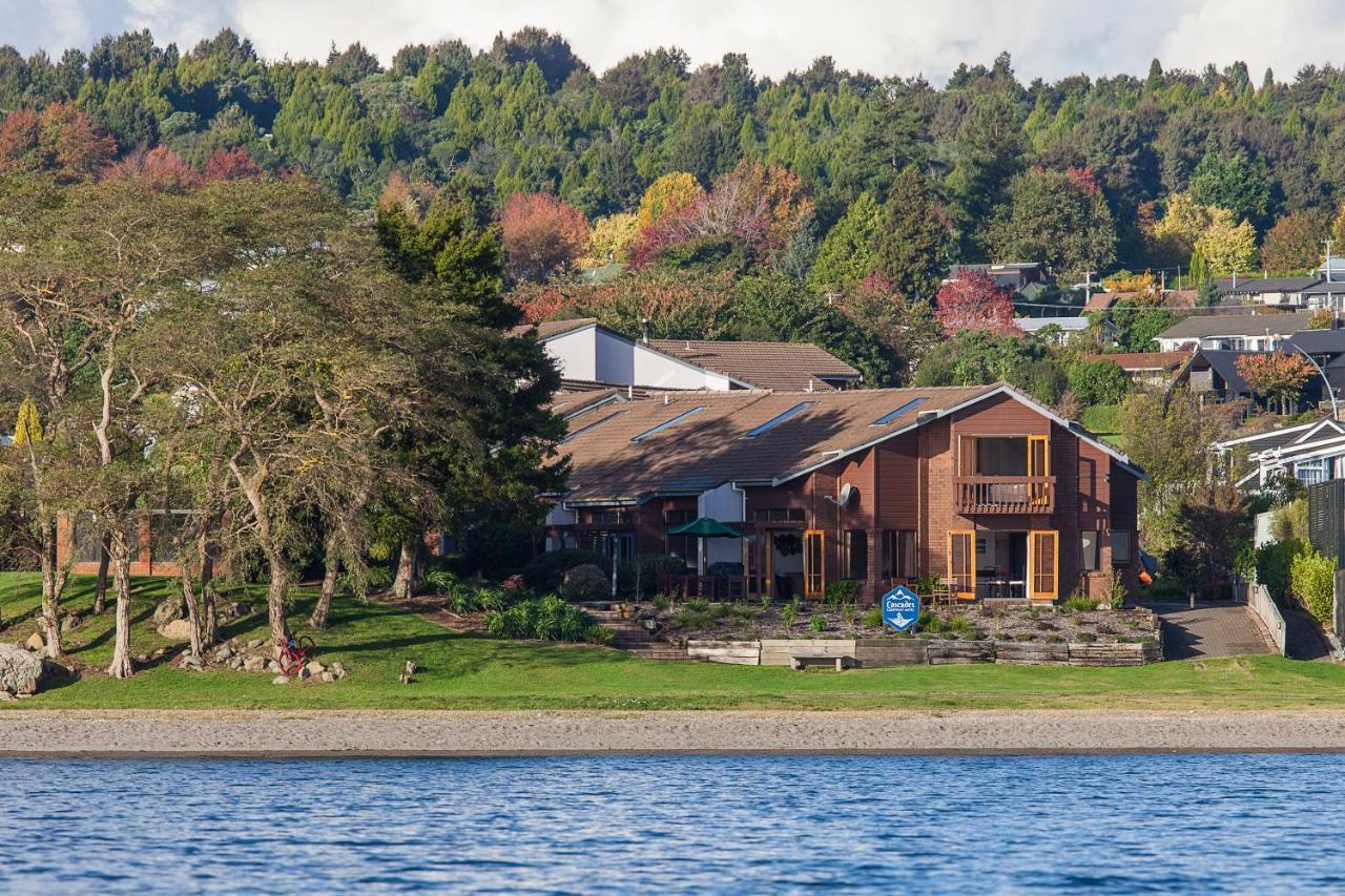 Cascades Lakefront Motel Taupo Eksteriør bilde Residential neighborhood on the shore of Lake Stevens